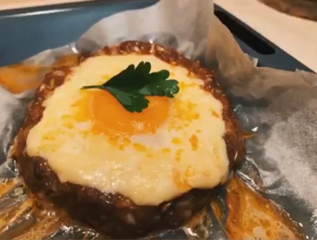 Запеченные котлеты с яйцом и сыром