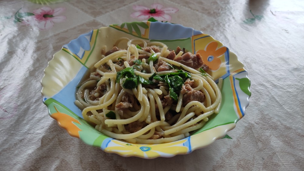 Спагетти с тушёнкой и суворовским луком