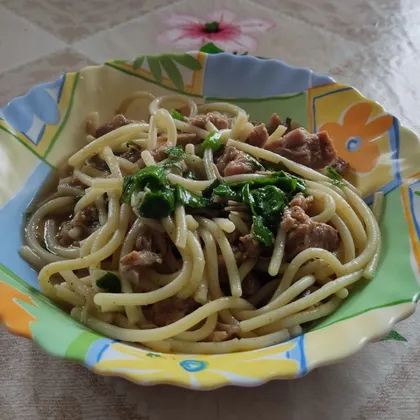 Спагетти с тушёнкой и суворовским луком