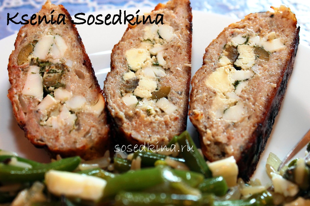 Куриный рулет с яйцами и оливками