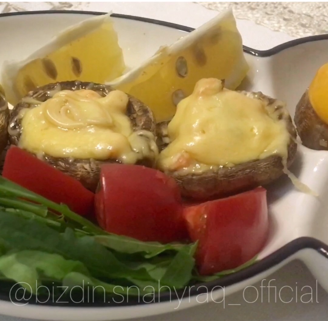 салат с маринованными грибами и рыбой | Дзен