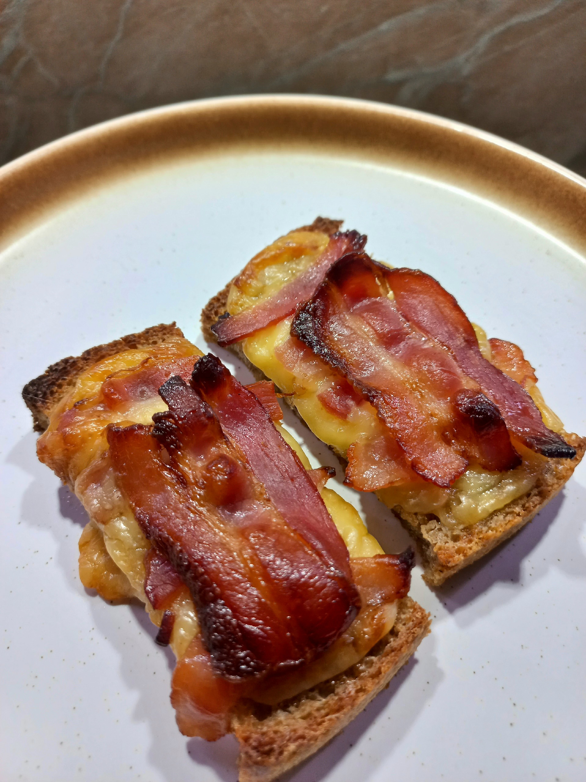 Горячие бутерброды с сыром и беконом