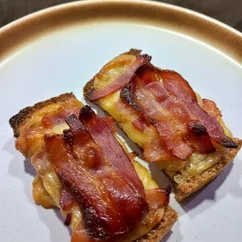 Горячие бутерброды с сыром и беконом