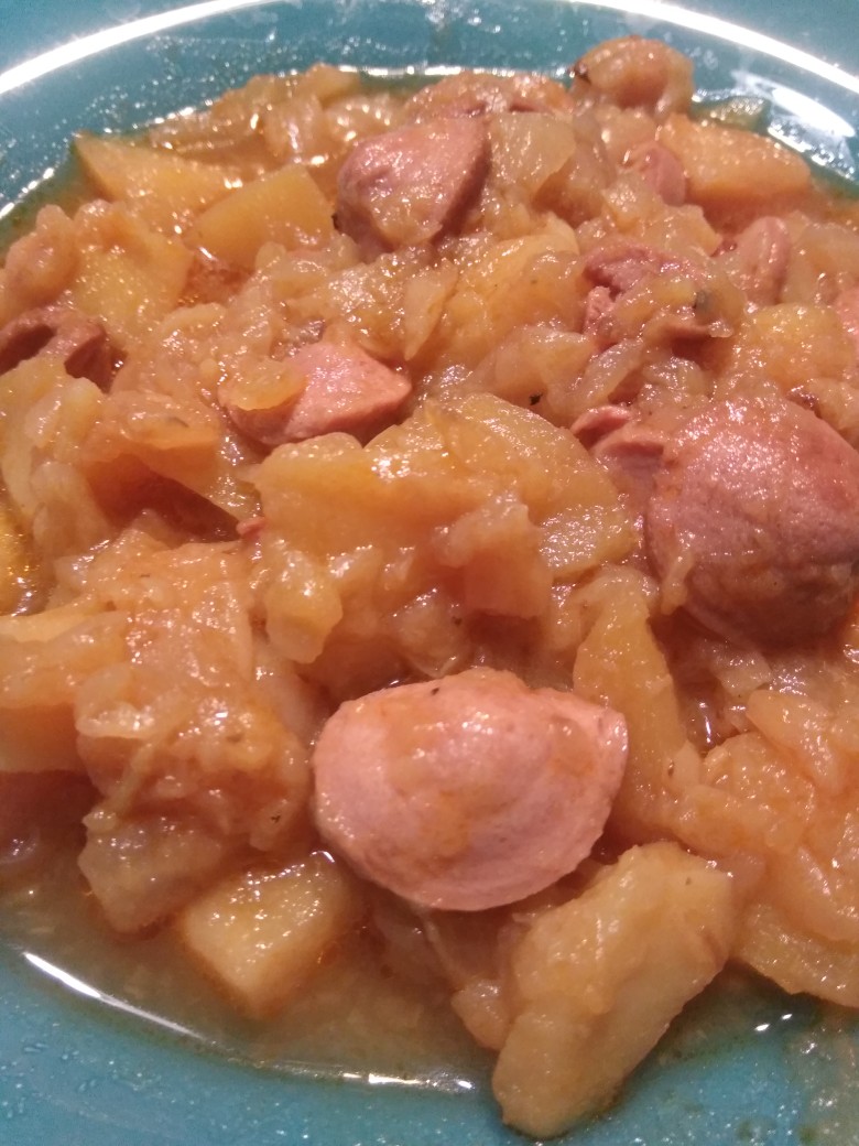 Тушеная капуста с картошкой и сосисками – вкусная, простая и понятная еда