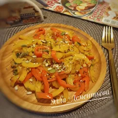 Тёплый салат из болгарского перца 