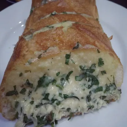 Багет с сыром, чесноком и зеленью