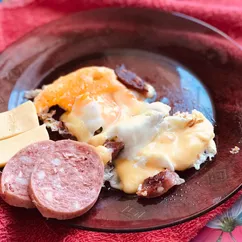 «Яичница с колбасой и сыром 🍳🧀😋»