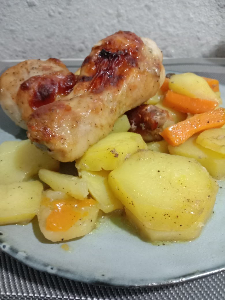 Бедрышки куриные с овощами