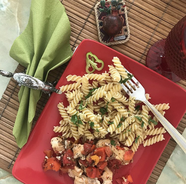 Тушеная куриная грудка с перцем и помидорами