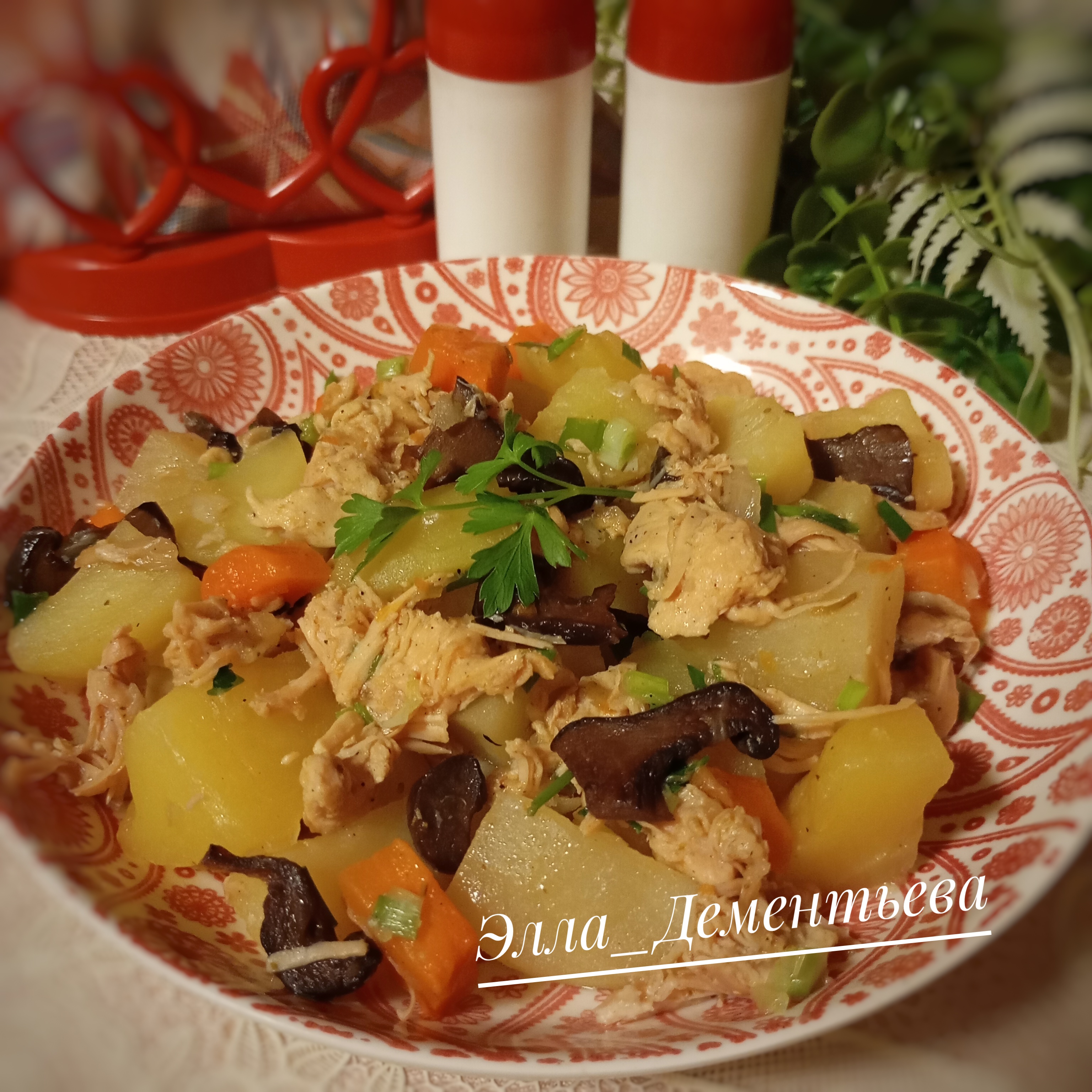 Картофель с грибами и тушёнкой из индейки