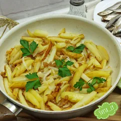 Жареная картошка со шкварками и луком 