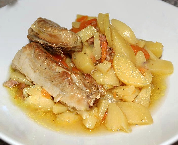 Картофель тушеный с ребрышками