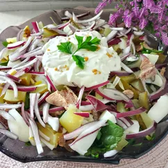 Салат с тунцом и зеленью