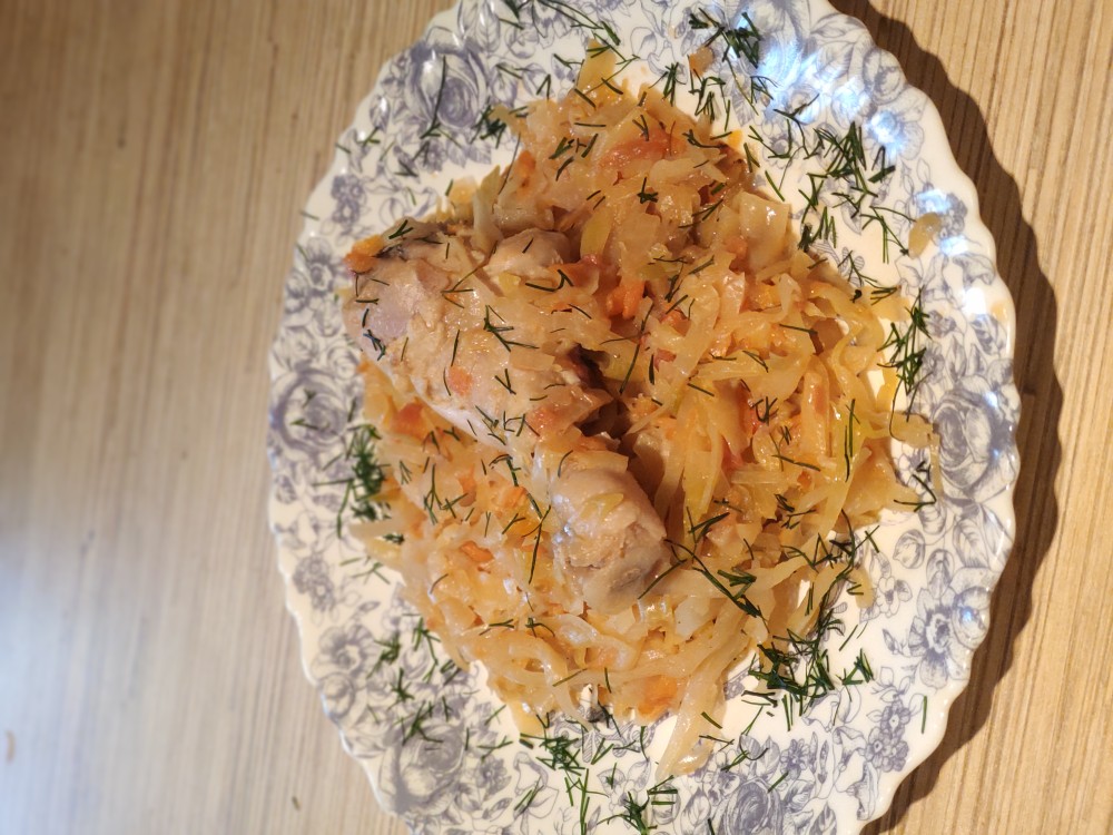 Куриные голени с тушёной капустой