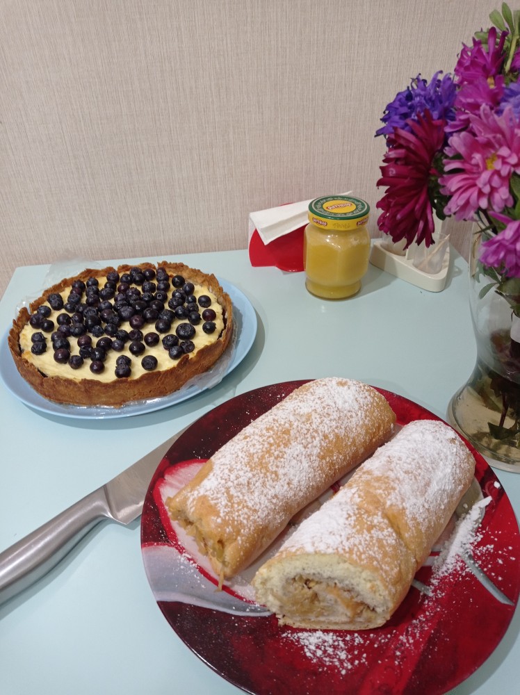 Бисквитный яблочный рулет