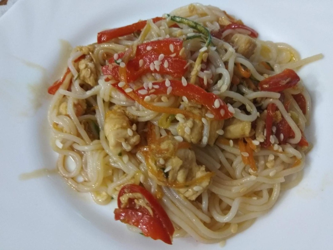 Рисовая лапша с курицей и овощами