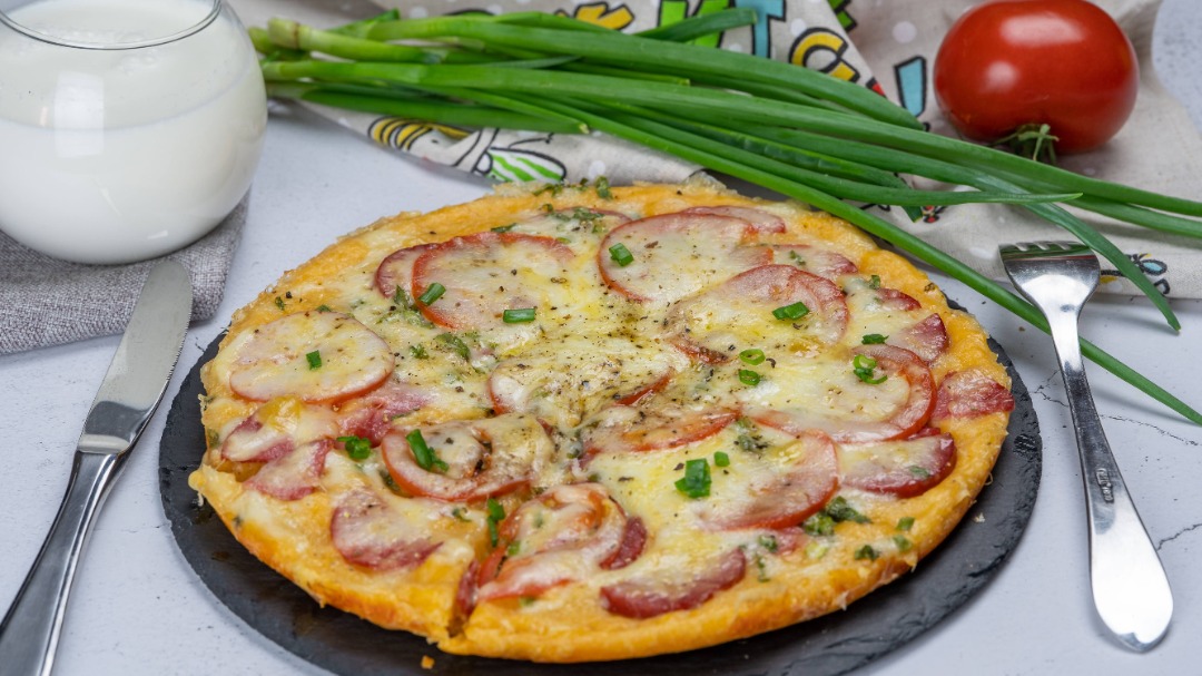 Пицца с колбасой и томатами на сковороде