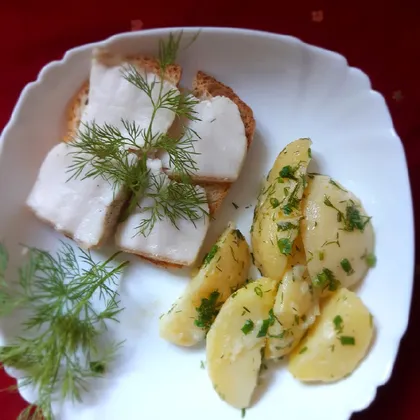 Картофель молодой с зеленью и салом