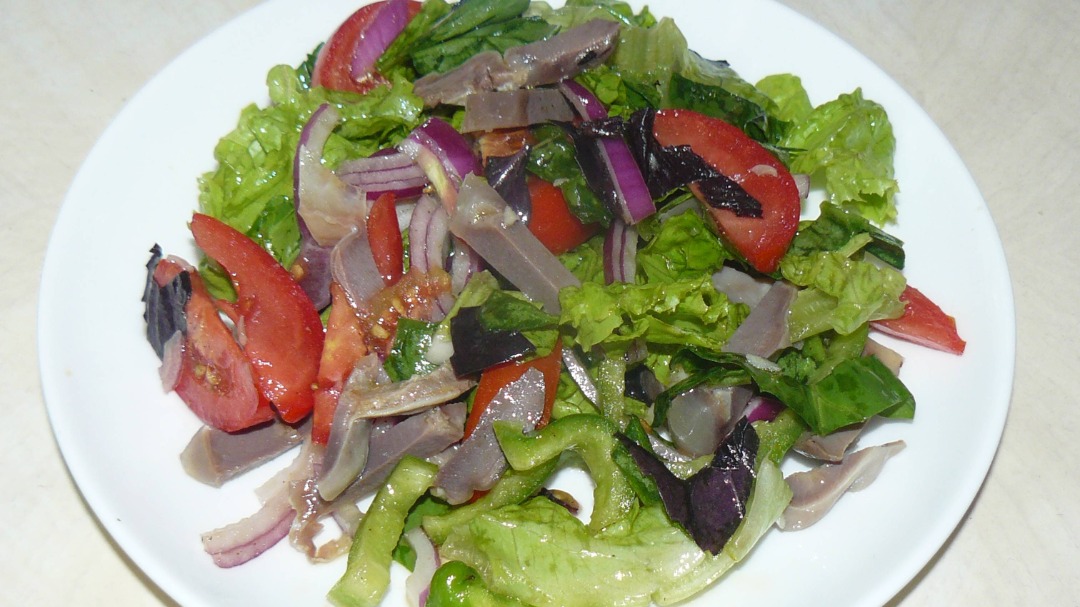 Салат с куриными желудками и овощами