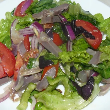 Салат с куриными желудками и овощами