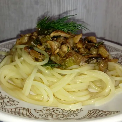 Спагетти с грибами и солеными огурцами