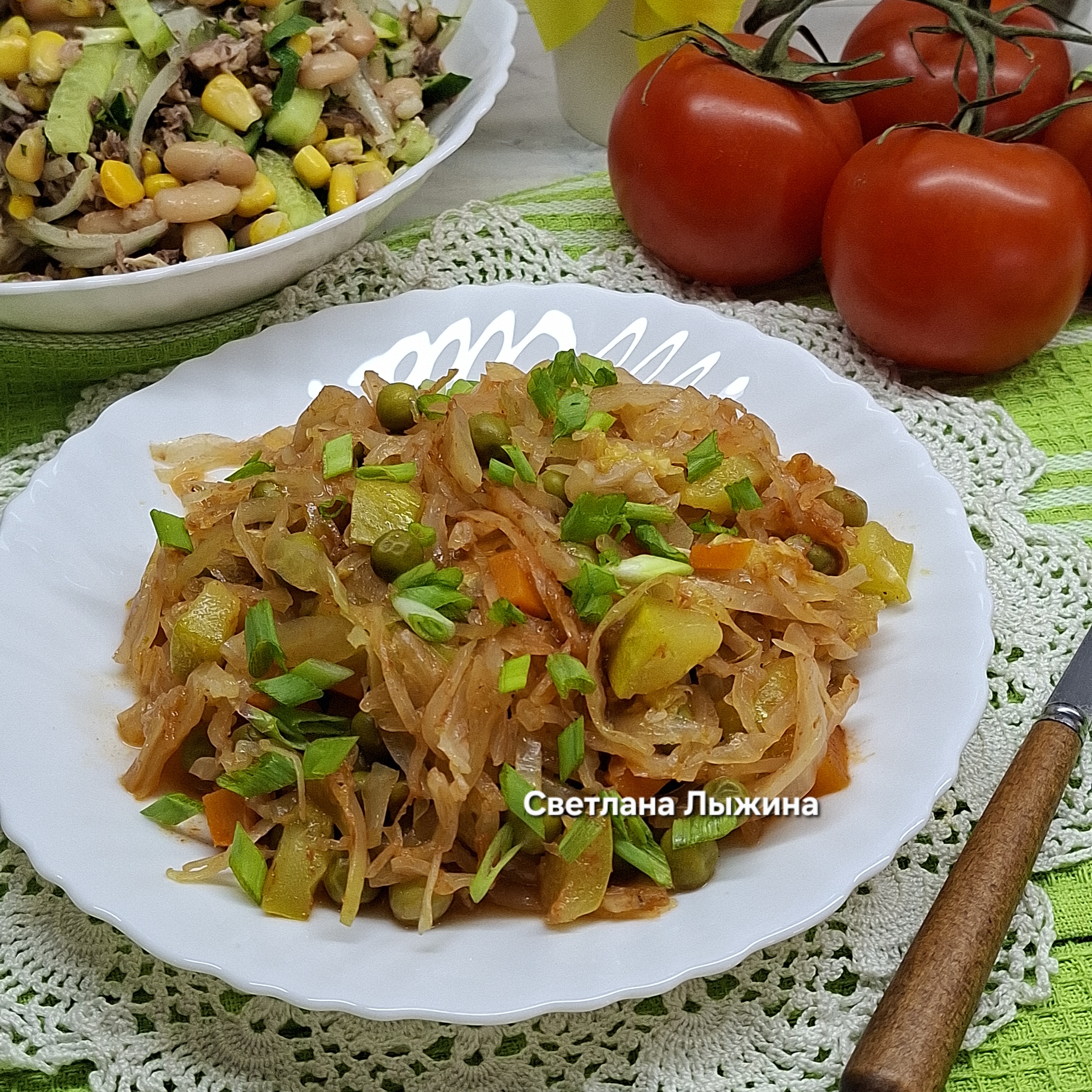 Тушеная капуста с кабачком и зеленым горошком в мультиварке