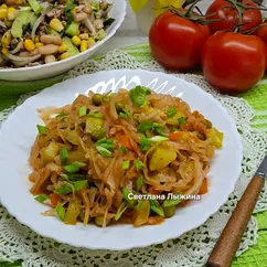 Тушеная капуста с кабачком и зеленым горошком в мультиварке