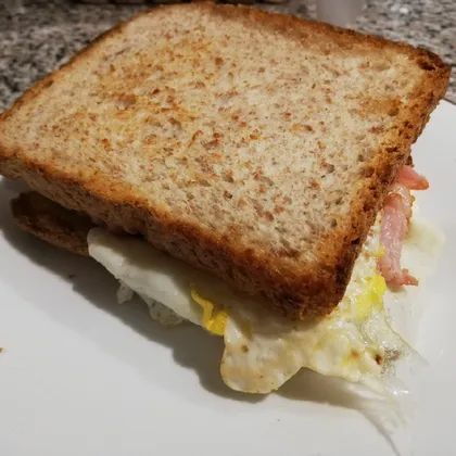 Тёплый сэндвич с яйцами и беконом