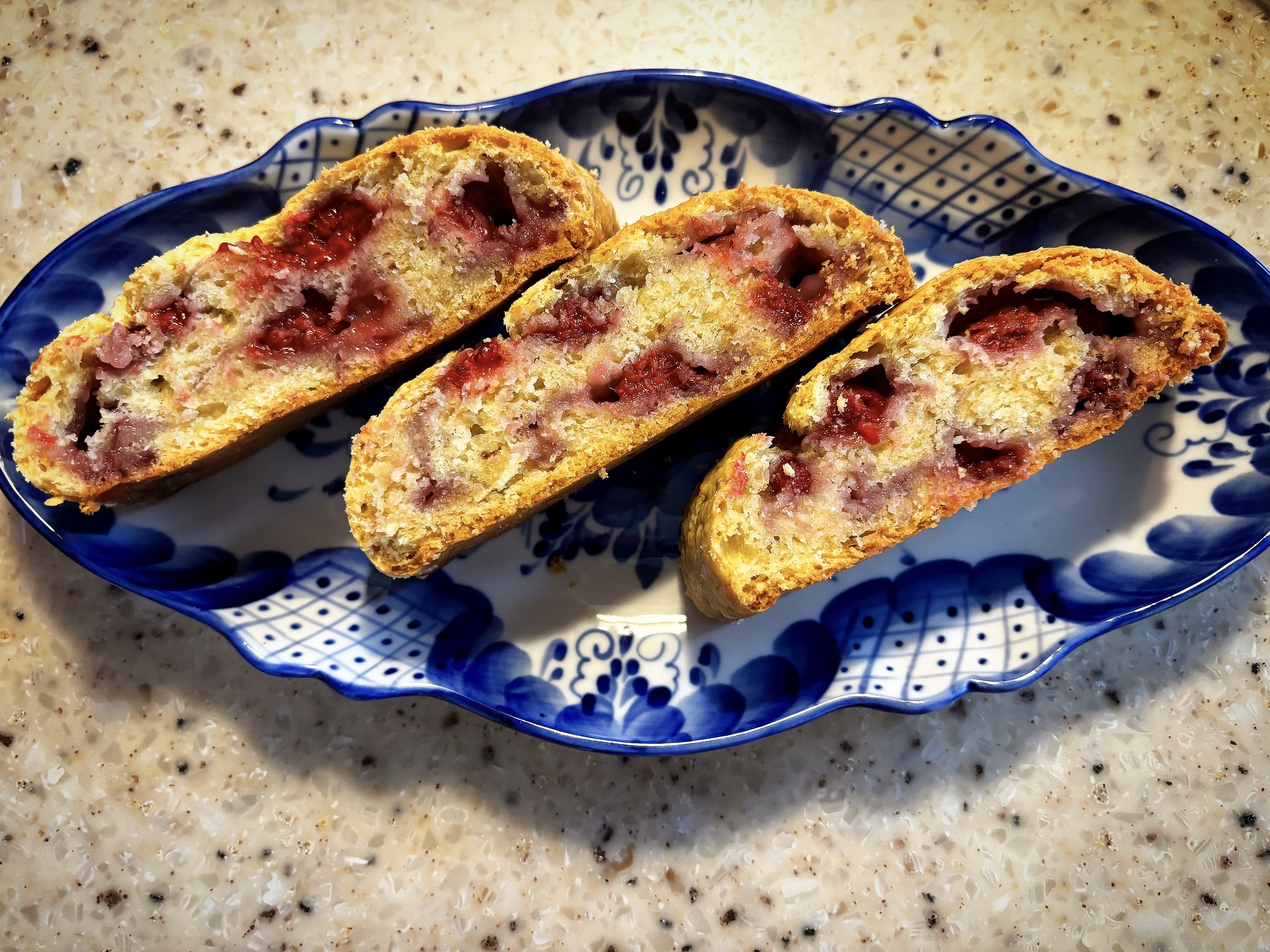 Песочный рулет с малиной