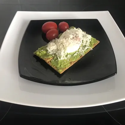 Яйцо пашот на тосте с авокадо и сыром