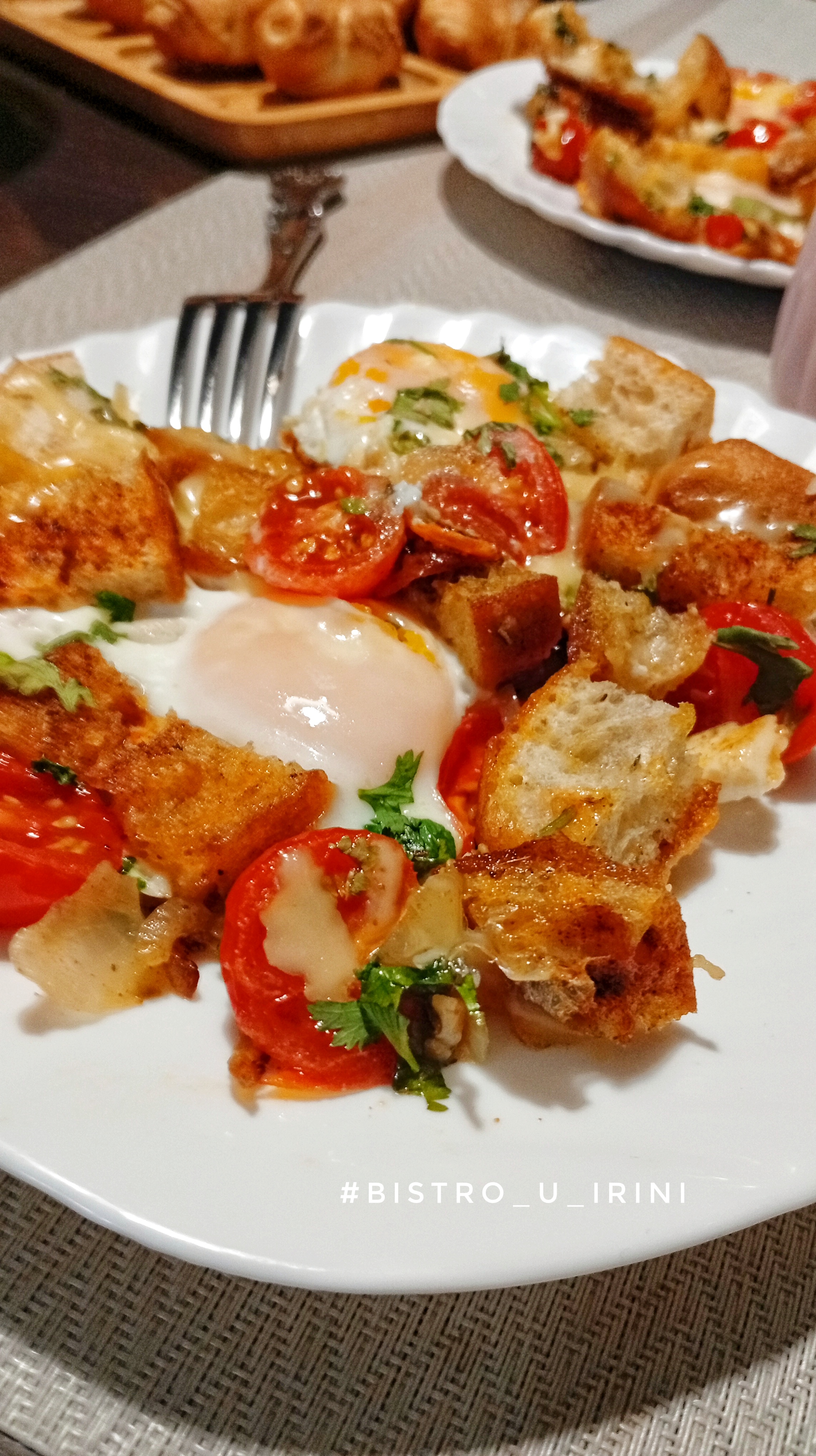 Жареные гренки с томатами-черри и глазуньей (по-итальянски)