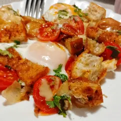 Жареные гренки с томатами-черри и глазуньей (по-итальянски)