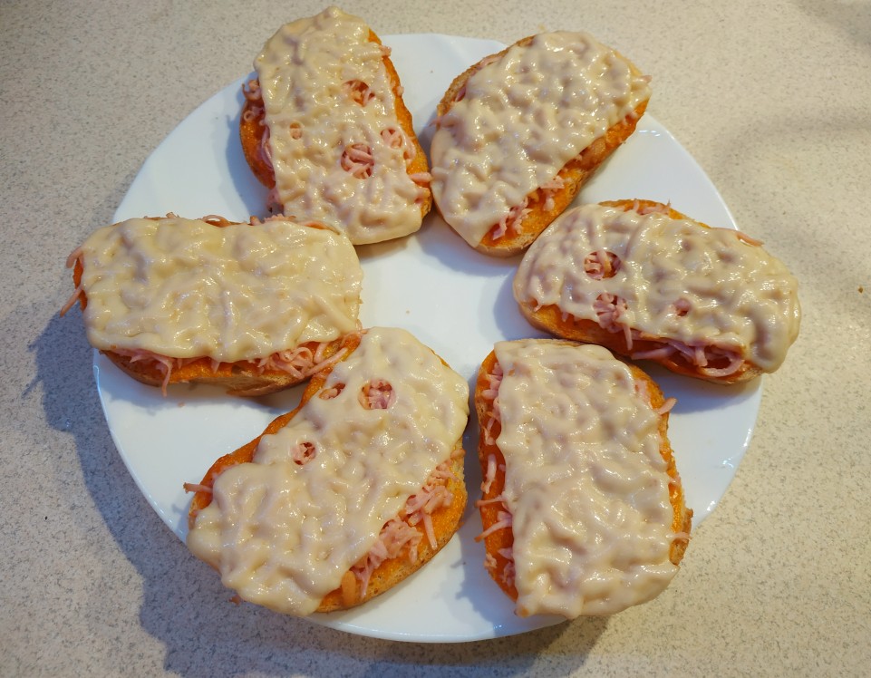 Бутерброды в духовке с сосисками и сыром