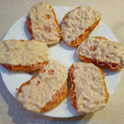 Бутерброды в духовке с сосисками и сыром