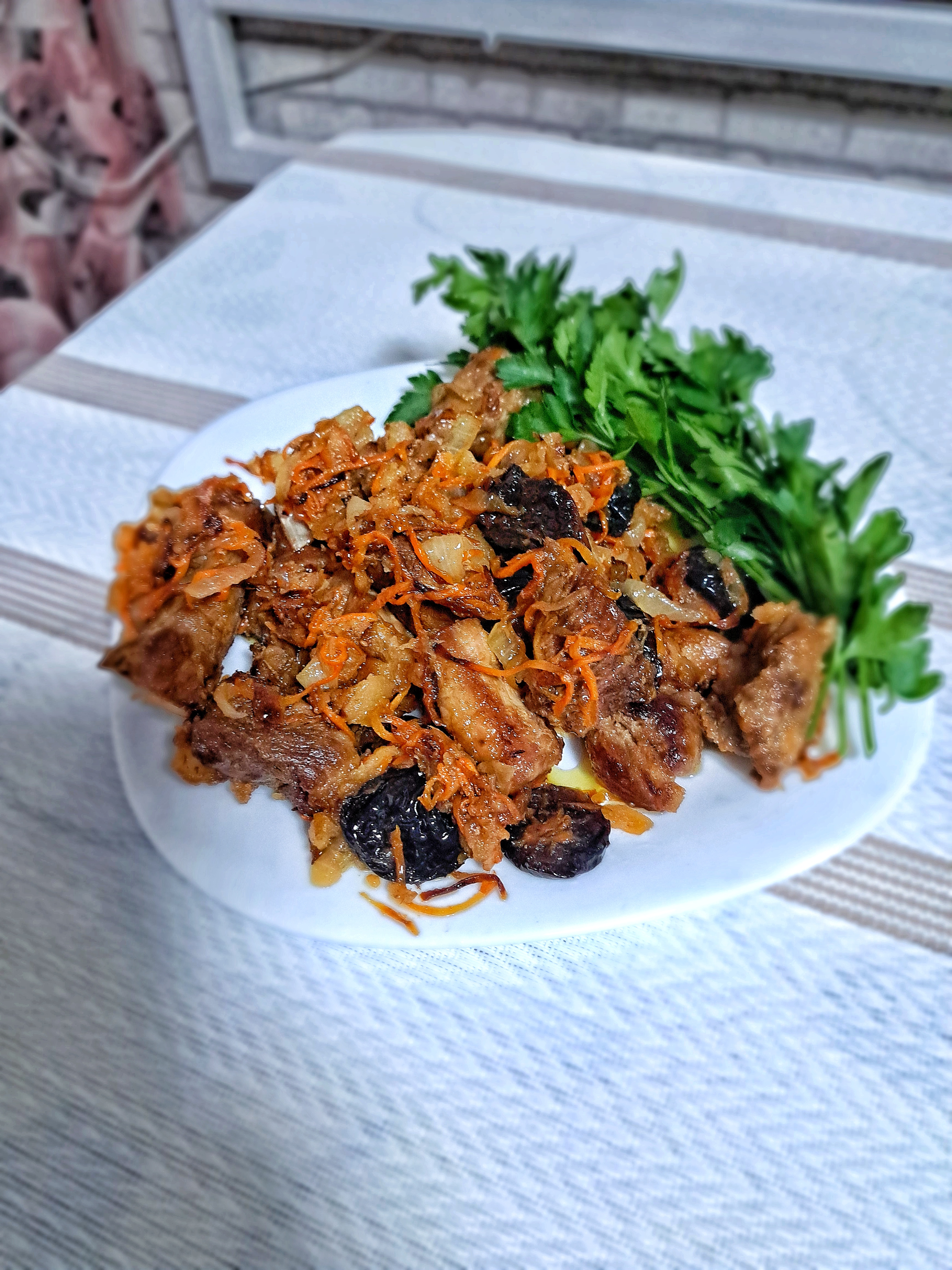 Мясо тушеное с морковью, черносливом и яблоками