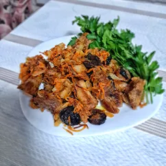Мясо тушеное с морковью, черносливом и яблоками