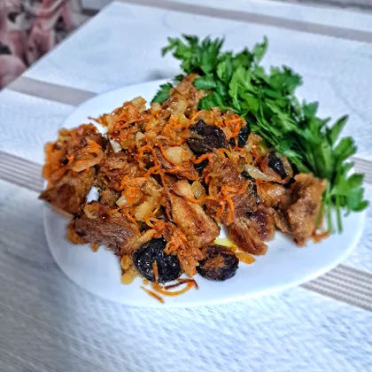 Мясо тушеное с морковью, черносливом и яблоками