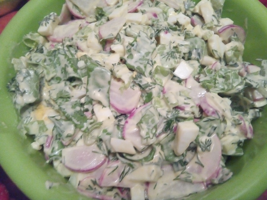 Салат с редисом и яйцом