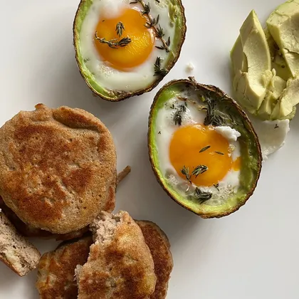 Завтрак с запеченной яичницей в авокадо и кето-панкейки без подсластителей/без сахара/без глютена