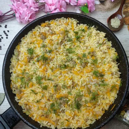 Рис с фаршем и овощами на сковороде