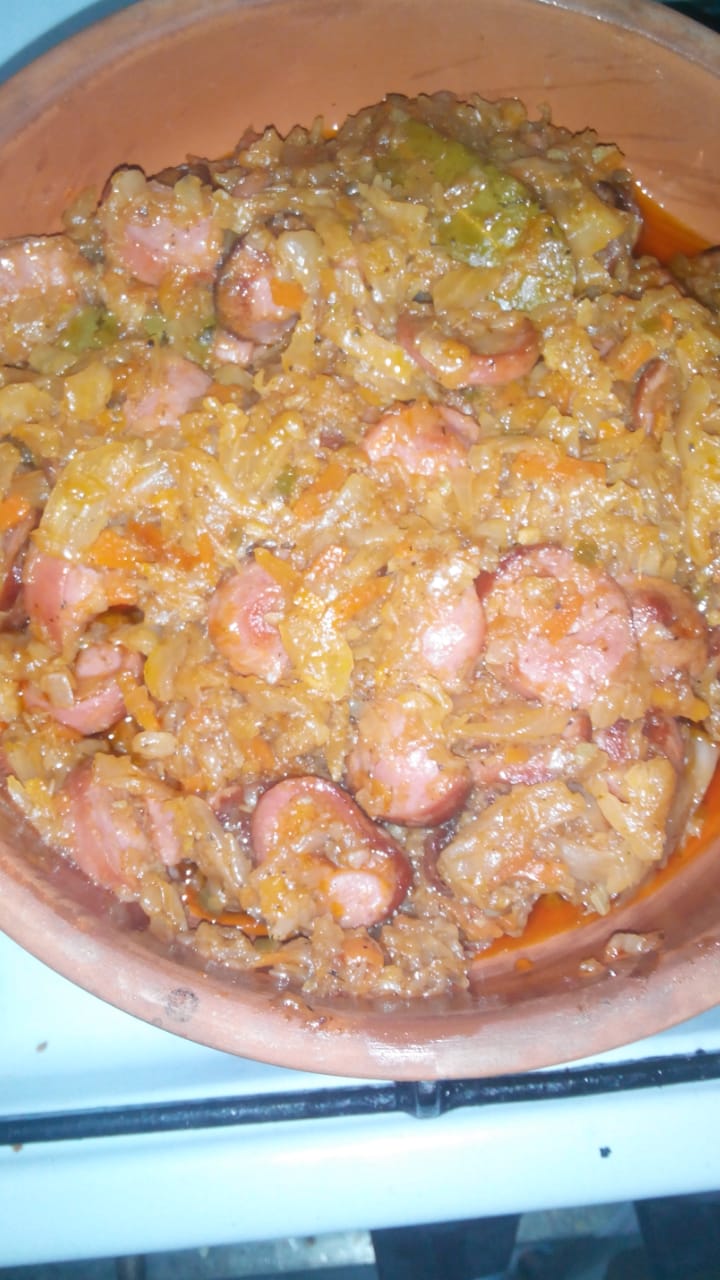 Сосиски с тушёной капустой и овощами