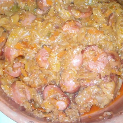 Сосиски с тушёной капустой и овощами