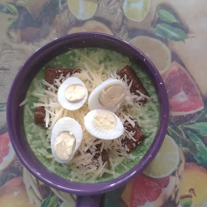 Суп из шпината с сухариками и перепелиными яйцами