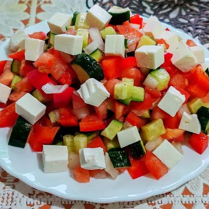 Овощной салат с творожным сыром