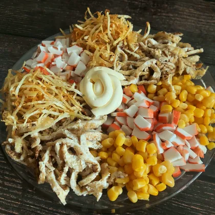 Салат с жареной картошкой соломкой , кукурузой и крабовыми палочками