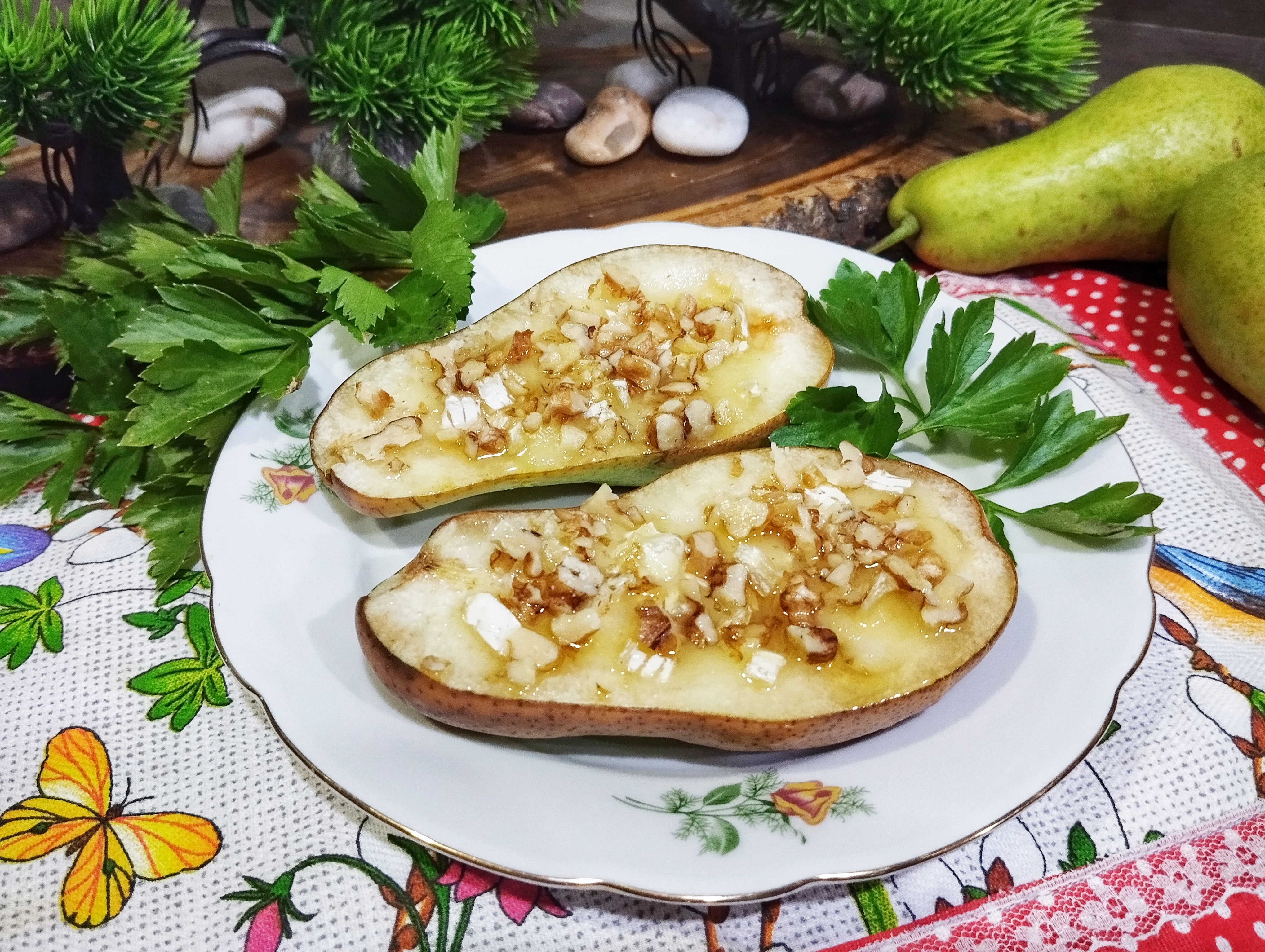 Запечённые груши с сыром Камамбер, орехами и медом
