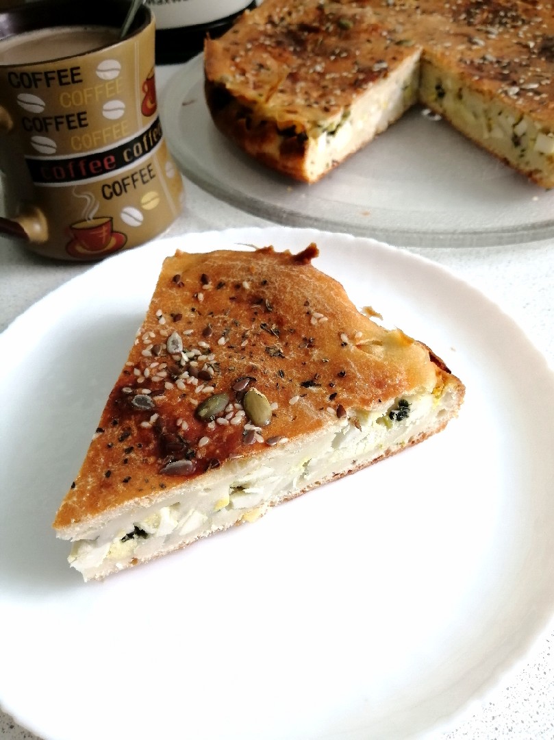 Заливной пирог с луком и яйцом