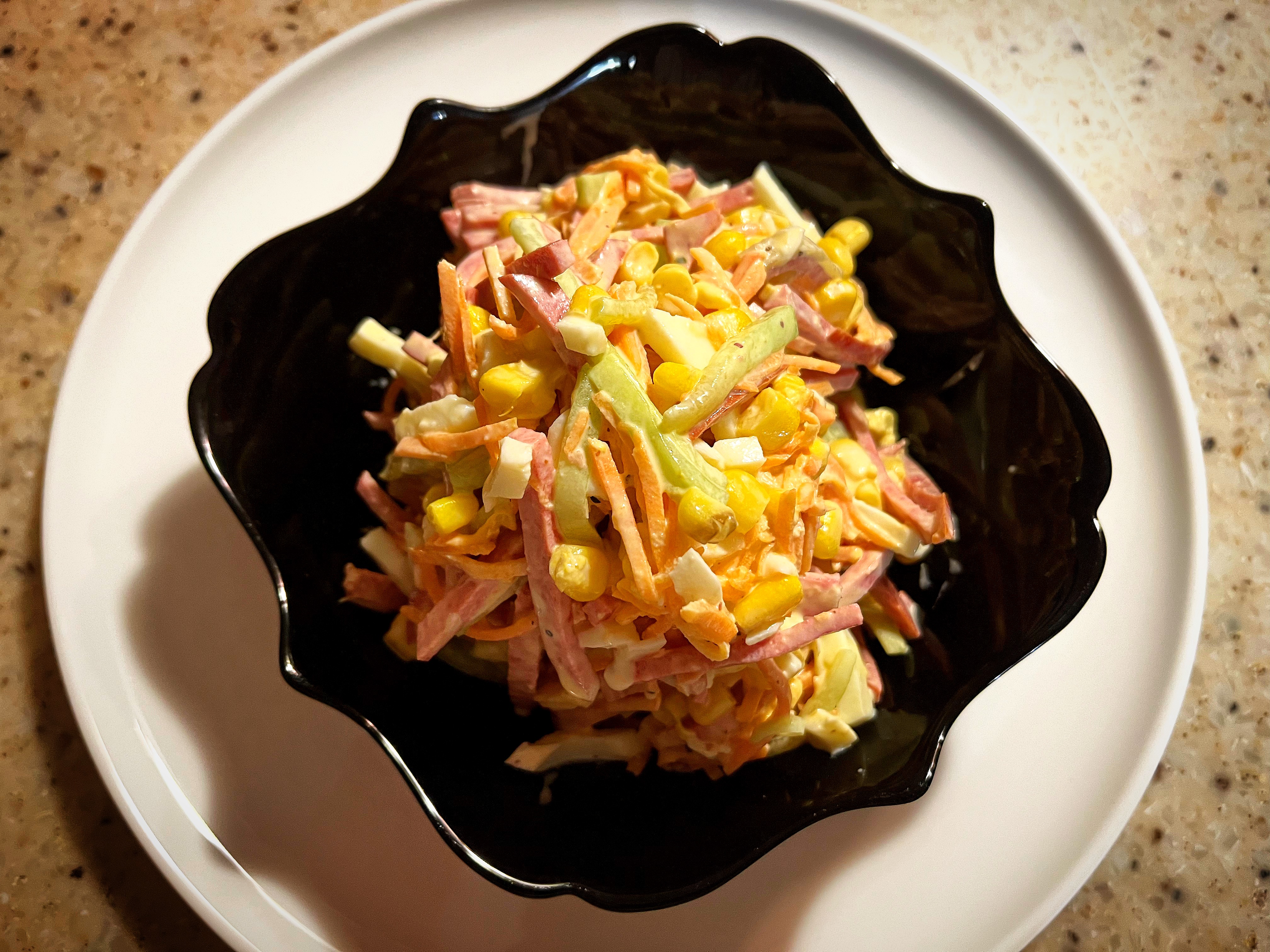 Салат с копчёной колбасой и морковью по-корейски 