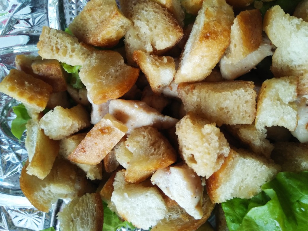 Салат с сухариками, куриным филе, сыром и кукурузой