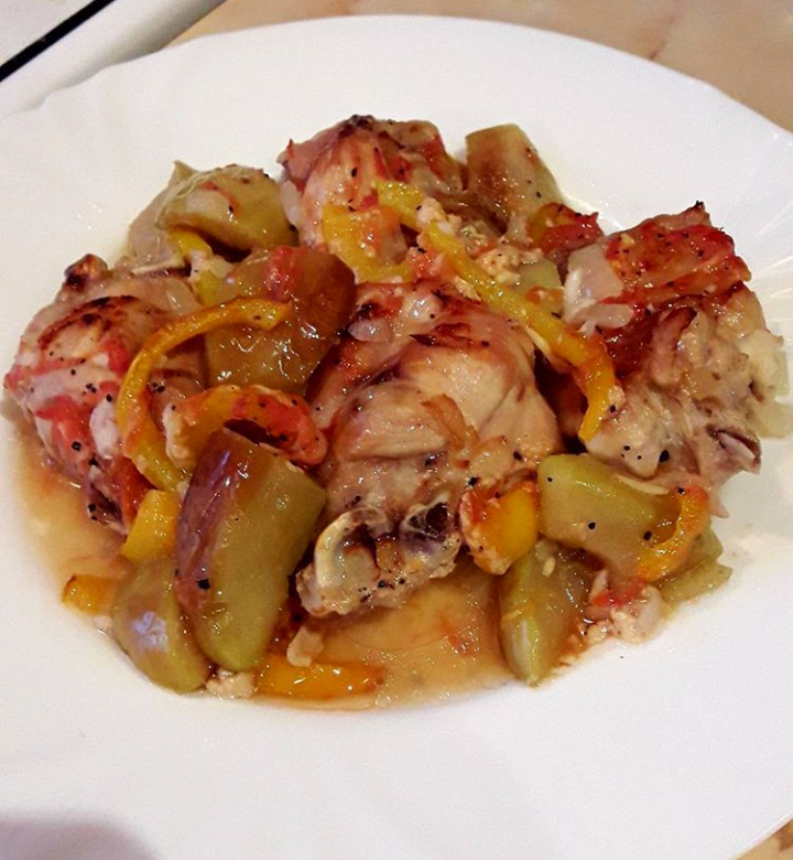 Запеченая индейка с яблоками